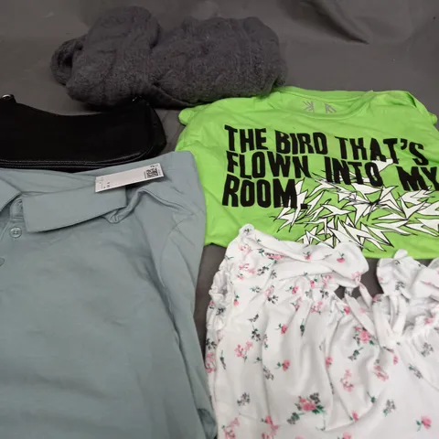 BOX OF APPROXIMATELY 25 ASSORTED CLOTHING ITEMS TO INCLUDE - T-SHIRT , BAG , POLO SHIRT ETC