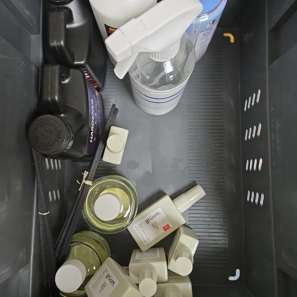 APPROXIMATELY 15 HOUSEHOLD ITEMS TO INCLUDE WINDOW CLEANER, FEED & WEED, REED DIFFUSER ETC 