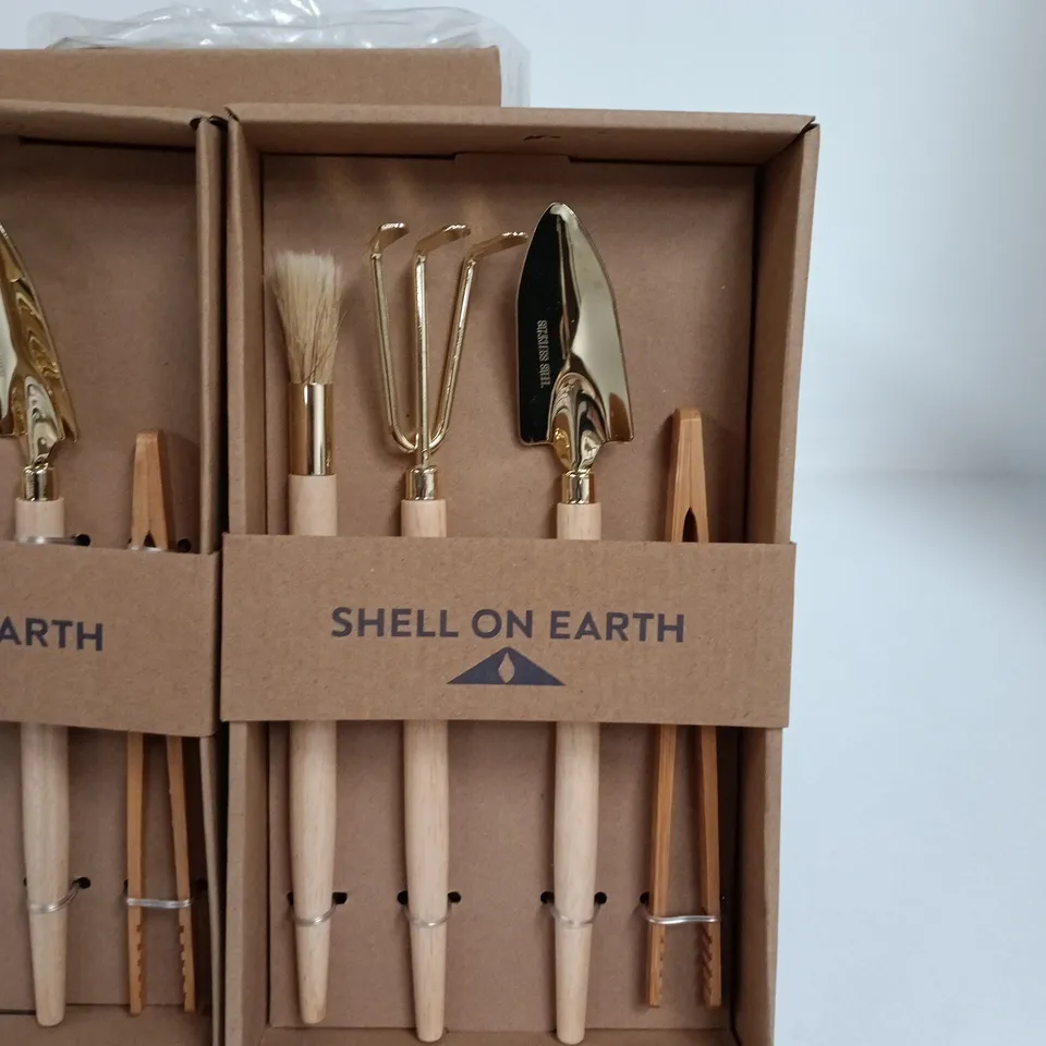 LOT OF 12 BOXED SHELL ON EARTH 4-PIECE TOOL SETS