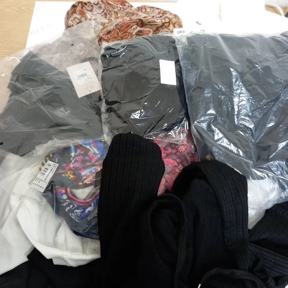 APPROXIMATELY 7 CLOTHING ITEMS INCLUDING JUMPERS, SHIRTS, UNDERWEAR