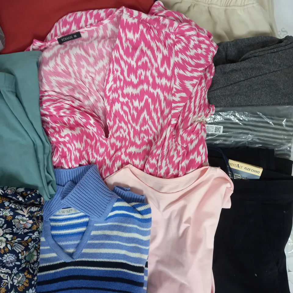 BOX OF APPROXIMATELY 25 ASSORTED CLOTHING ITEMS TO INCUDE - TROUSERS , JUMPERS, DRESSES ETC