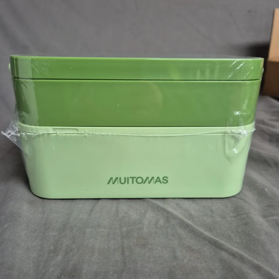 MUITOMAS GREEN LUNCH BOX WITH INTEGRATED CUTLERY, 1700ML