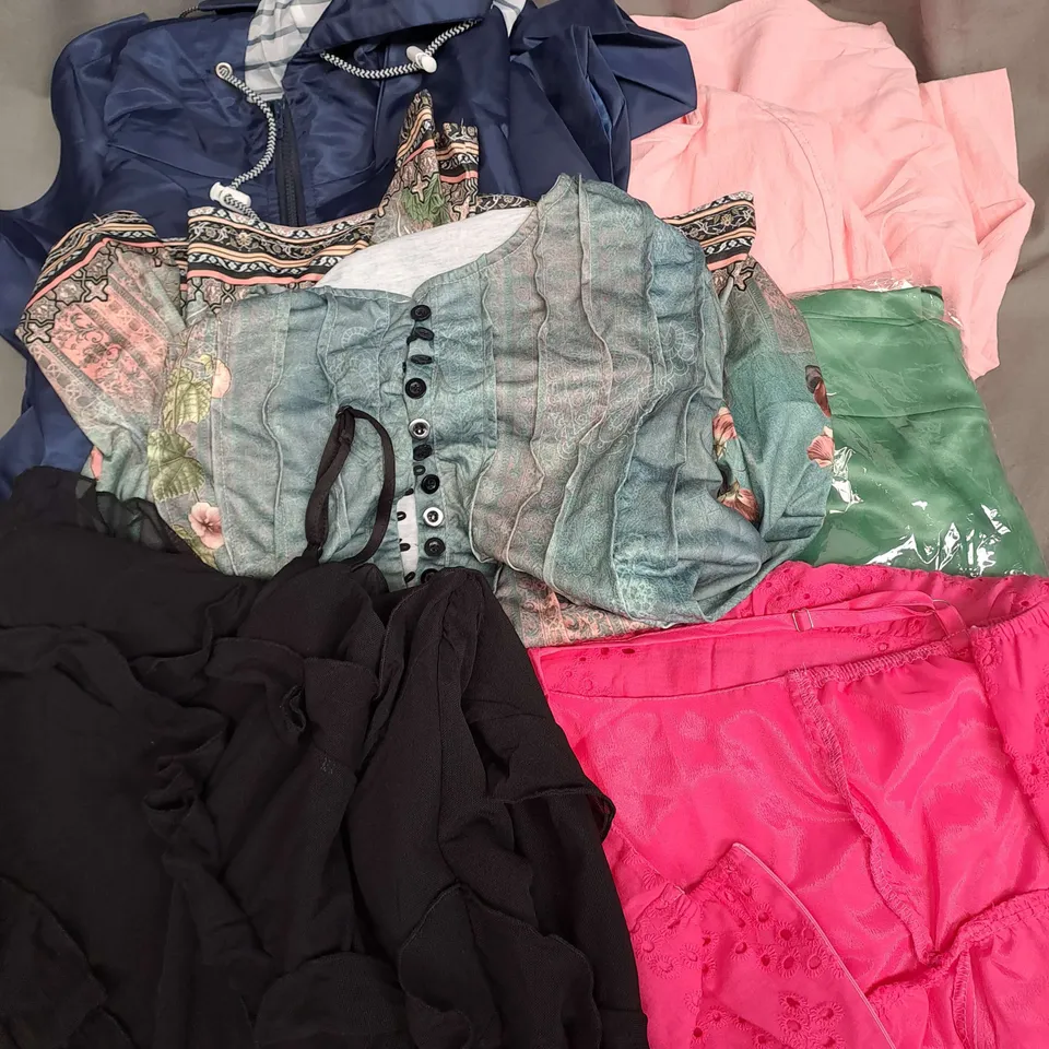 BOX OF APPROXIMATELY 25 ASSORTED CLOTHING ITEMS TO INCLUDE - JACKET, DRESSES, TOPS ETC