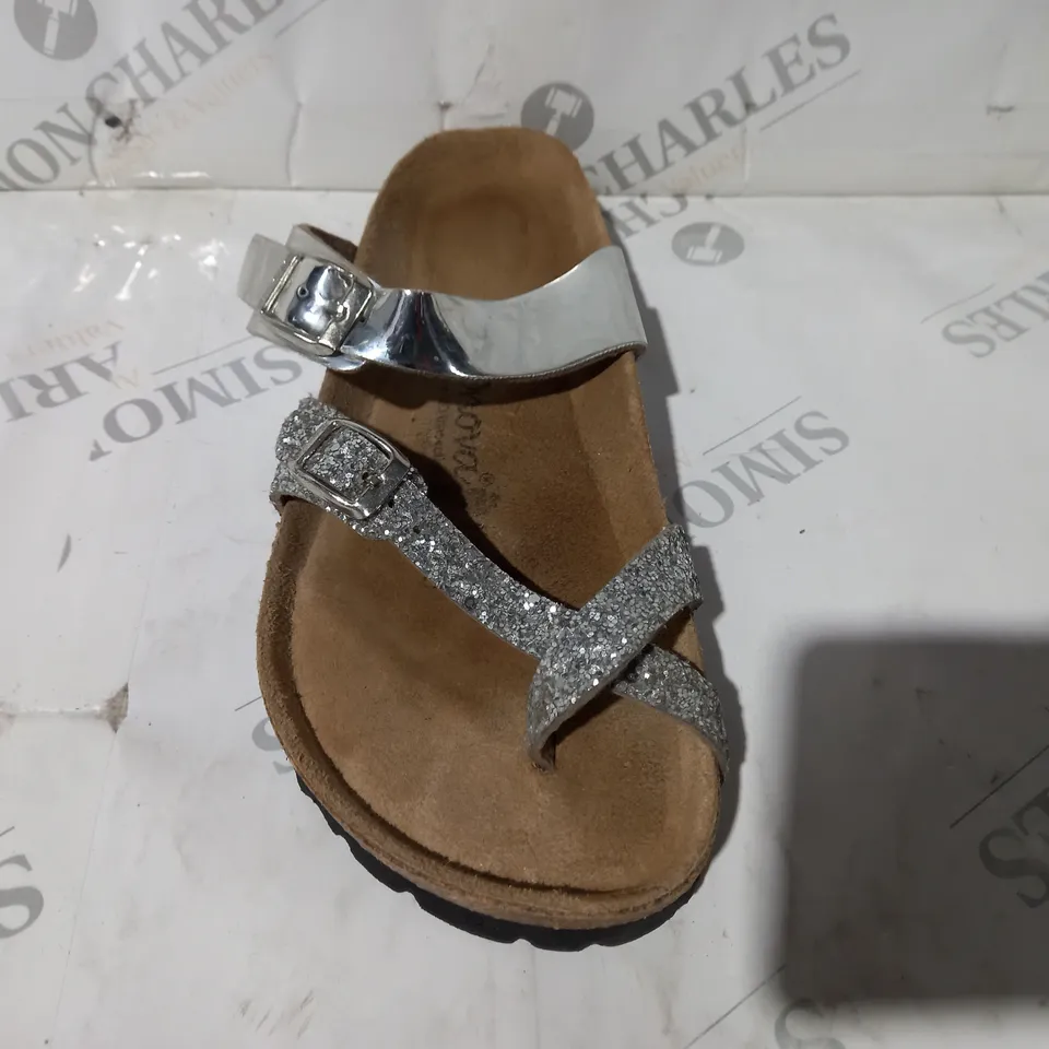 PAIR OF BONOVA OPEN TOE SANDALS IN METALLIC SILVER COLOUR W. GLITTER EFFECT SIZE 4