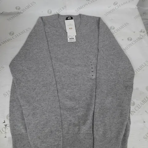 UNIQLO CASHMERE VNECK SWEATER IN GREY SIZE M