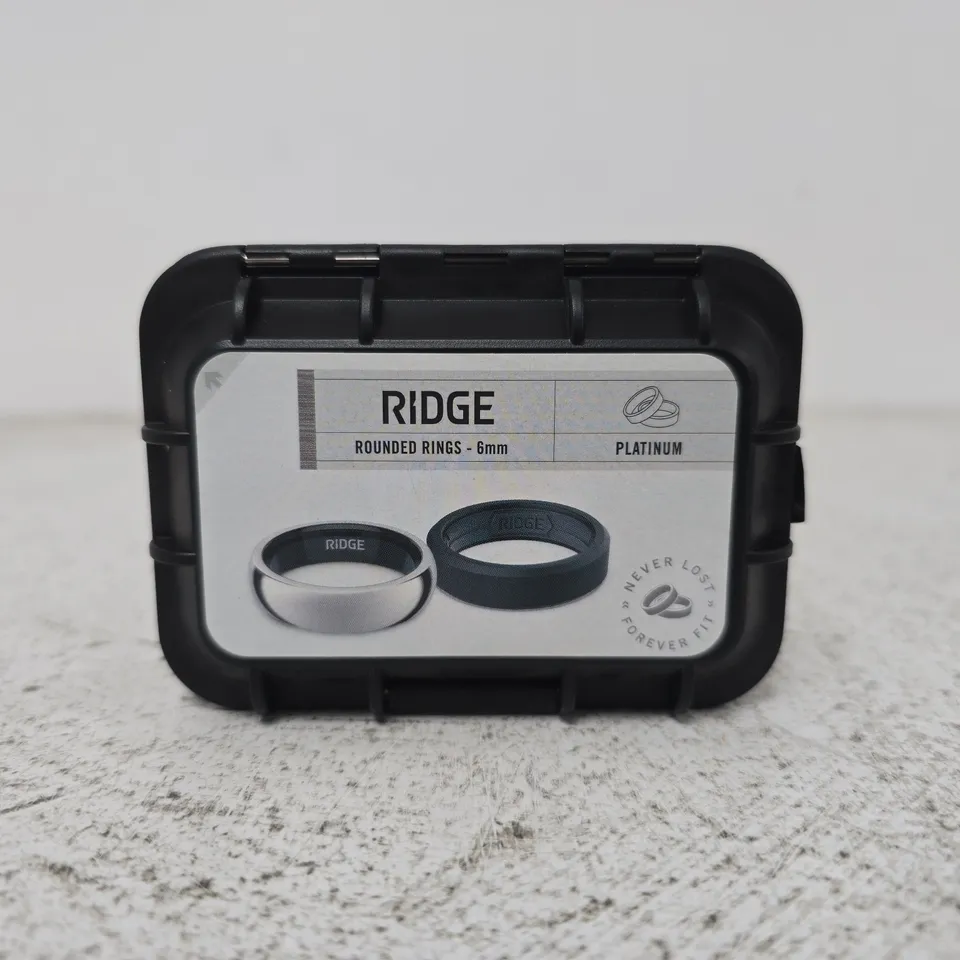 RIDGE ROUNDED RINGS – 6MM PLATINUM FINISH