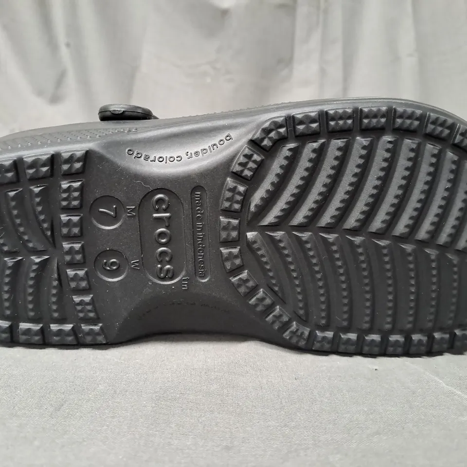 PAIR OF CROCS CLASSIC CLOGS IN BLACK UK SIZE M6/W7