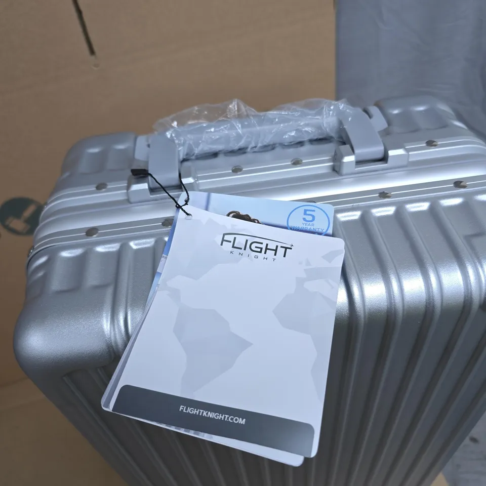 FLIGHT KNIGHT SILVER HARD-SHELL CABIN SUITCASE – 4-WHEEL SPINNER