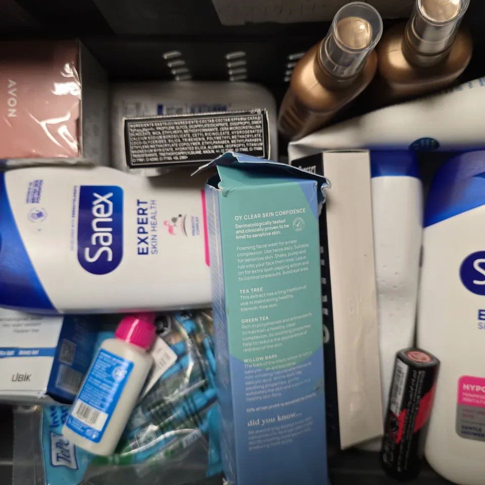 APPROXIMATELY 12 ASSORTED HEALTH & BEAUTY ITEMS TO INCLUDE - SANEX SHOWER GEL , NIVEA SOFT MOISTURIZER ETC
