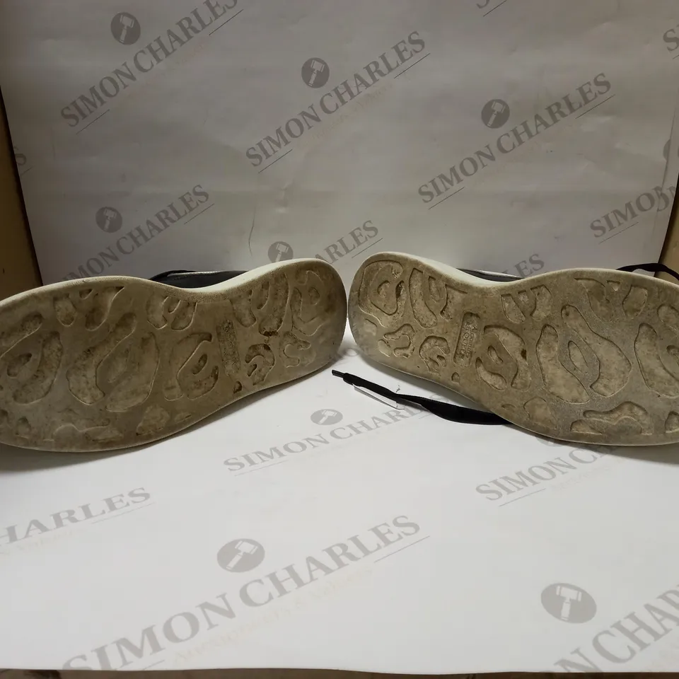 PAIR OF ALEXANDER MCQUEEN SHOW SNEAKER IN BLACK AND WHITE 