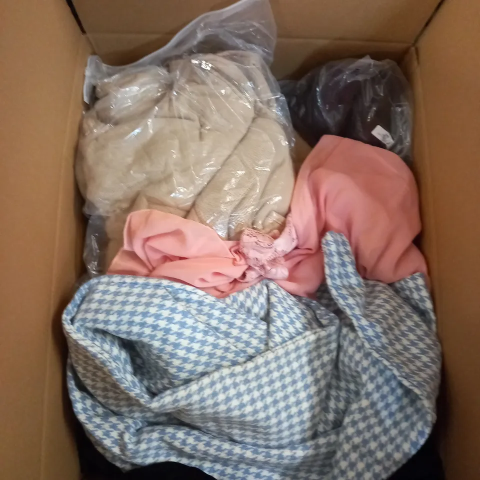 LARGE QUANTITY OF CLOTHING ITEMS TO INCLUDE DRESSES, SWEATERS, JEANS, T-SHIRTS, ETC