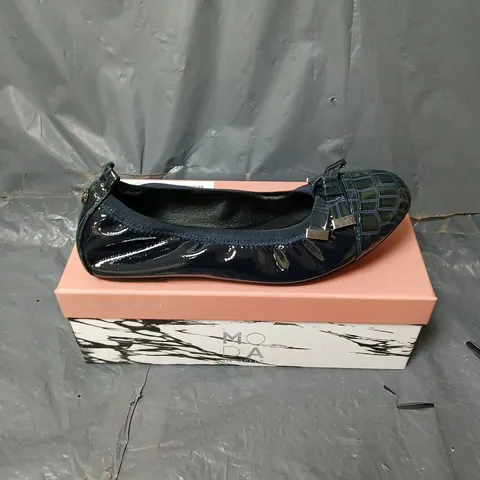 BOXED PAIR OF MODA IN PELLE FELICITY PATENT ROUND TOE BALLERINA SHOES IN NAVY SIZE 7