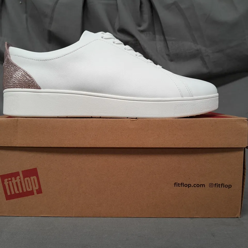 BOXED PAIR OF FITFLOP RALLY CRYSTAL-BACKTAB LEATHER SNEAKERS IN WHITE/BLUSH UK SIZE 9
