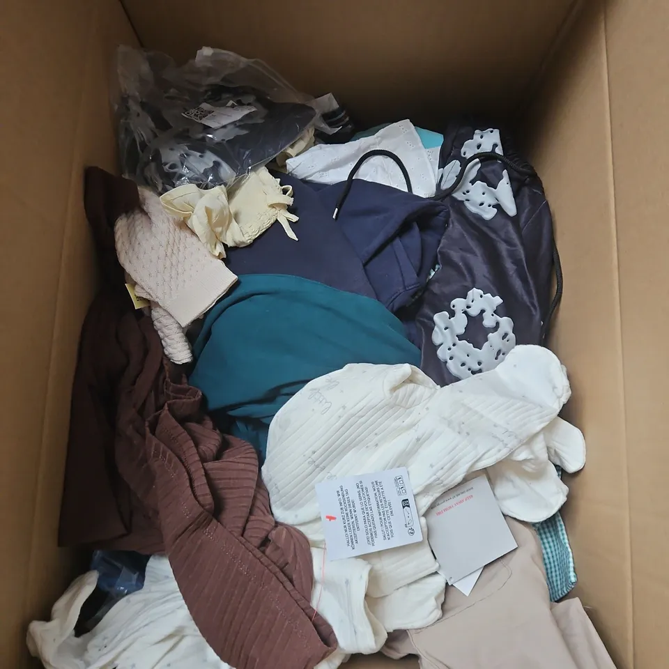 BOX OF APPROXIMATELY 30 ASSORTED KIDS CLOTHING ITEMS TO INCUDE - TOPS, DRESS, JUMPER, ETC