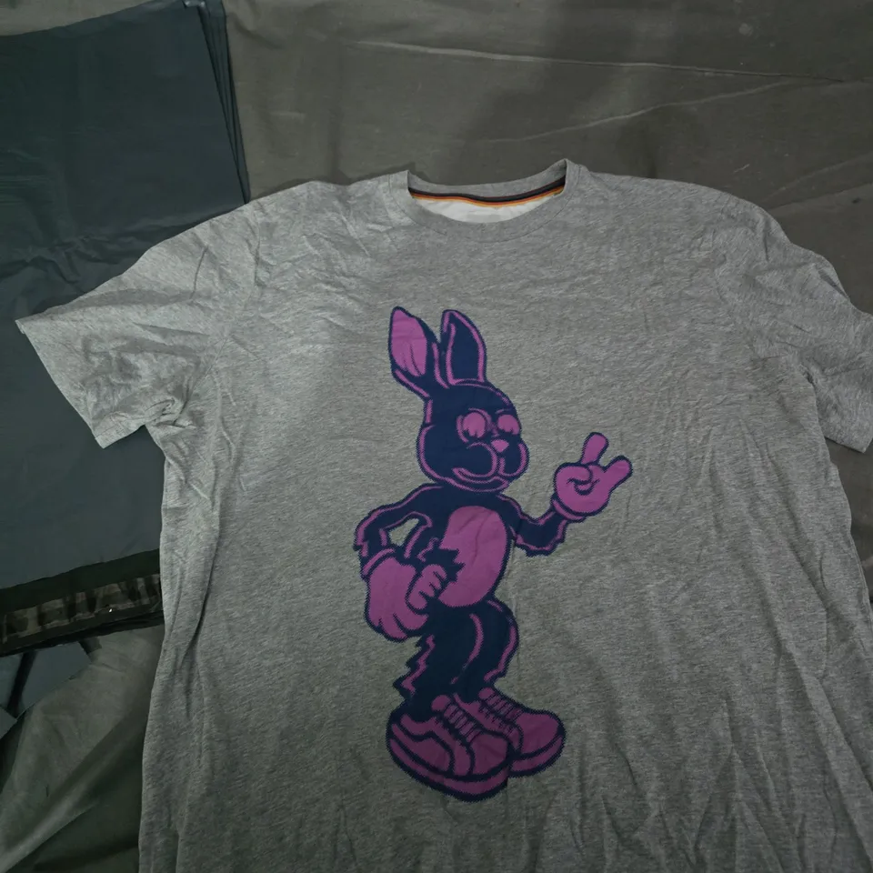 BOX OF APPROXIMATELY 20 CLOTHING ITEMS INCLUDING: BLACK TSHIRT WITH GRAPHIC, BLACK HAT AND GREY SHIRT WITH GRAPHIC