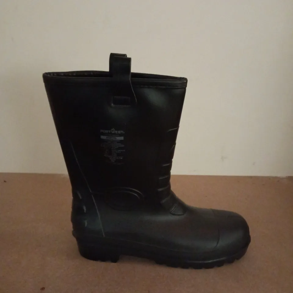 UNBOXED PAIR OF PORTWEST STEEL PVC RIGGER BOOTS IN BLACK - UK 11