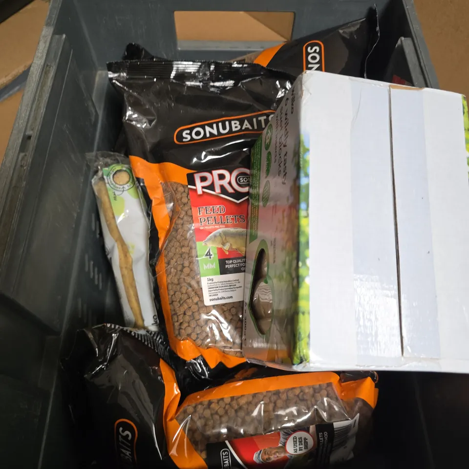 APPROXIMATELY 5 ASSORTED PET SUPPLY ITEMS INCLUDING SONUBAITS PRO AND WILKO TASTY SUET BLOCKS 