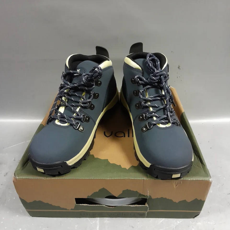 BOXED PAIR OF WYRE VALLEY BROOKIE WALKING BOOTS - 5