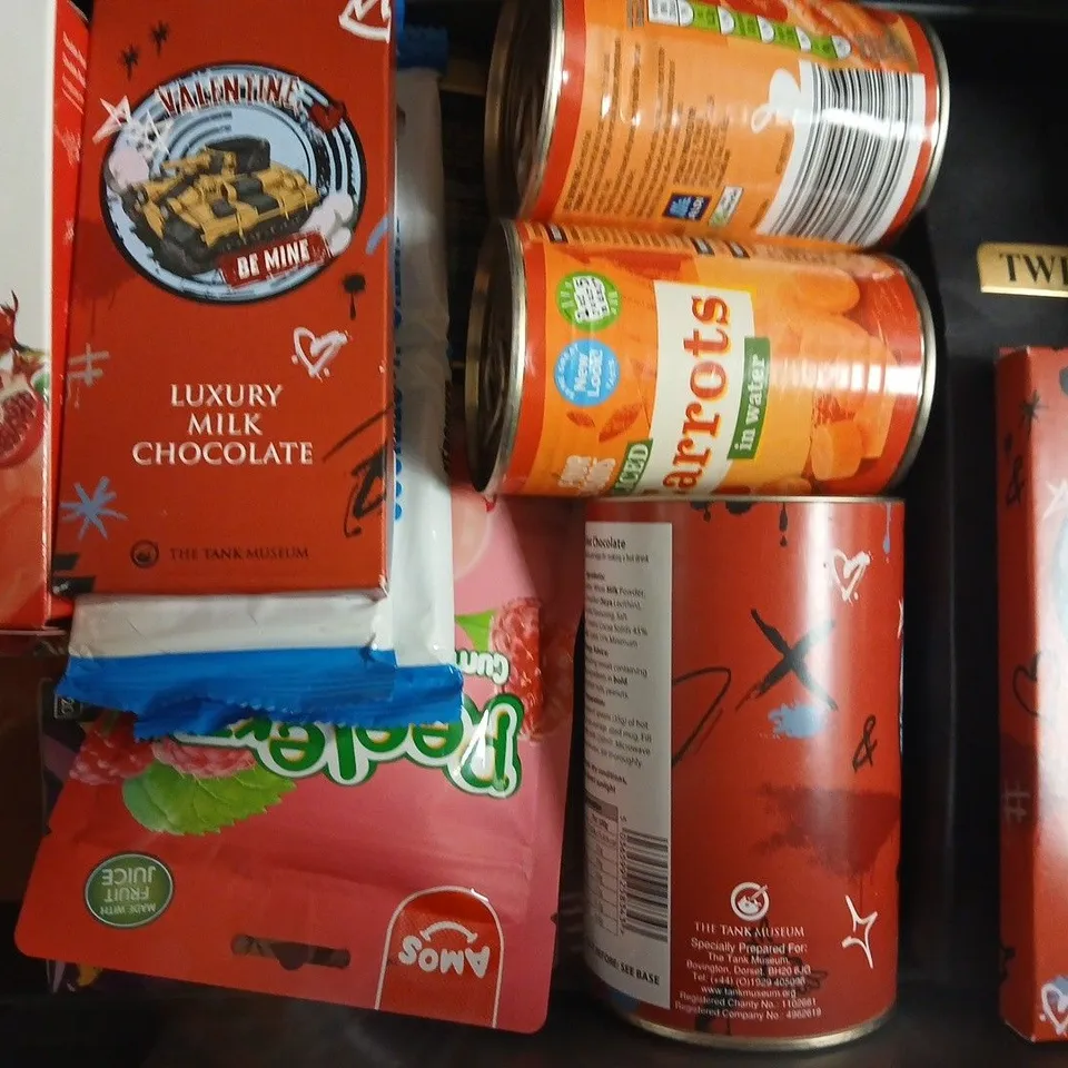 APPROXIMATELY 10 ASSORTED FOOD AND DRINK ITEMS TO INCLUDE CHOCOLATE BUTTONS, GUMMY BEARS, ETC