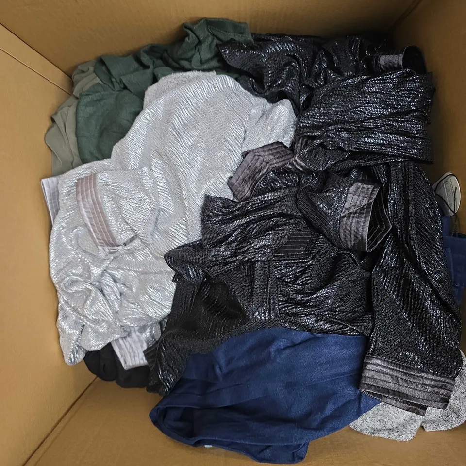 APPROXIMATELY 20 ASSORTED WOMENS CLOTHING PRODUCTS IN VARIOUS BRANDS & SIZES TO INCLUDE DRESSES, TOPS, PANTS ETC