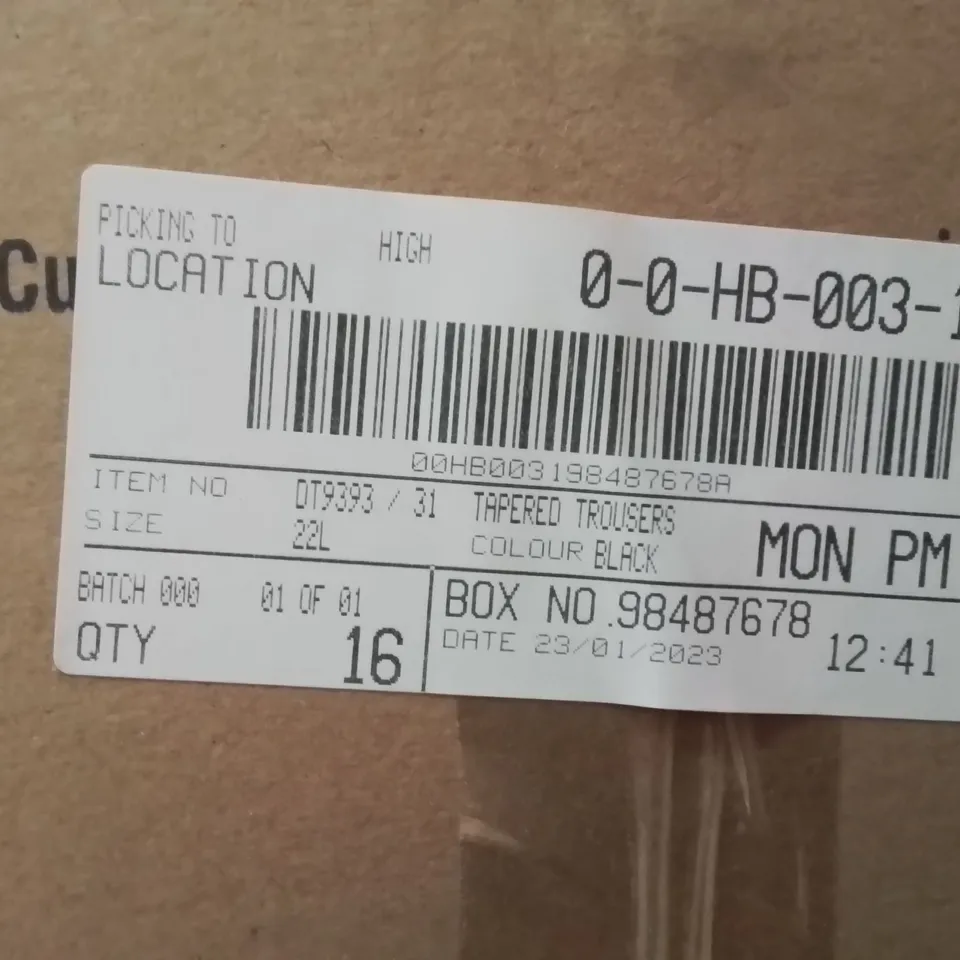 BOXED BRAND NEW APPROXIMATELY 16 CAPSULE TAPERED TROUSERS BLACK SIZE 22L