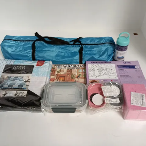 LOT OF APPROXIMATELY 30 ASSORTED HOUSEHOLD ITEMS TO INCLUDE KING DUVET SET, GLASS TUBBAWARE AND RUG REFRESHER