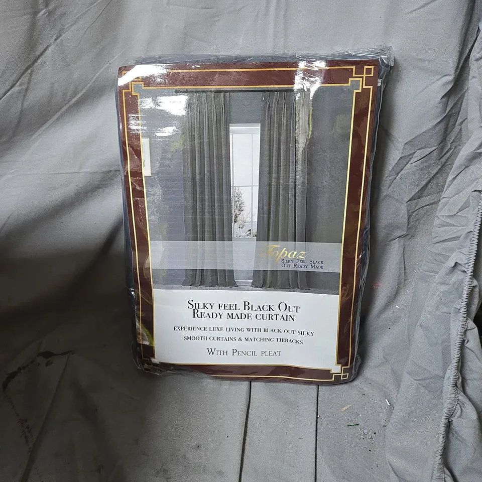BOX OF APPROXIMATELY 10 SILKY FEEL BLACK OUT READY MADE CURTAIN – PENCIL PLEAT 