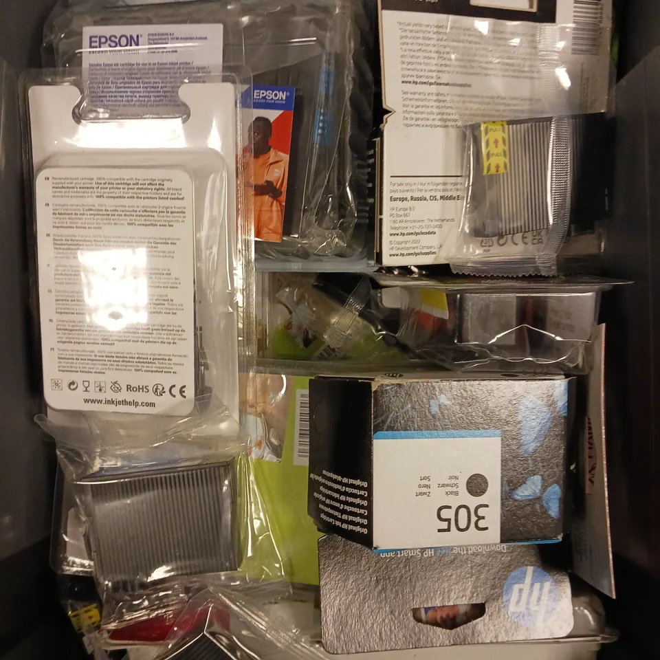 APPROXIMATELY 25 ASSORTED PRINTER INK CARTRIDGES TO INCLUDE HP 963, EPSON 405, HP 305 ETC 