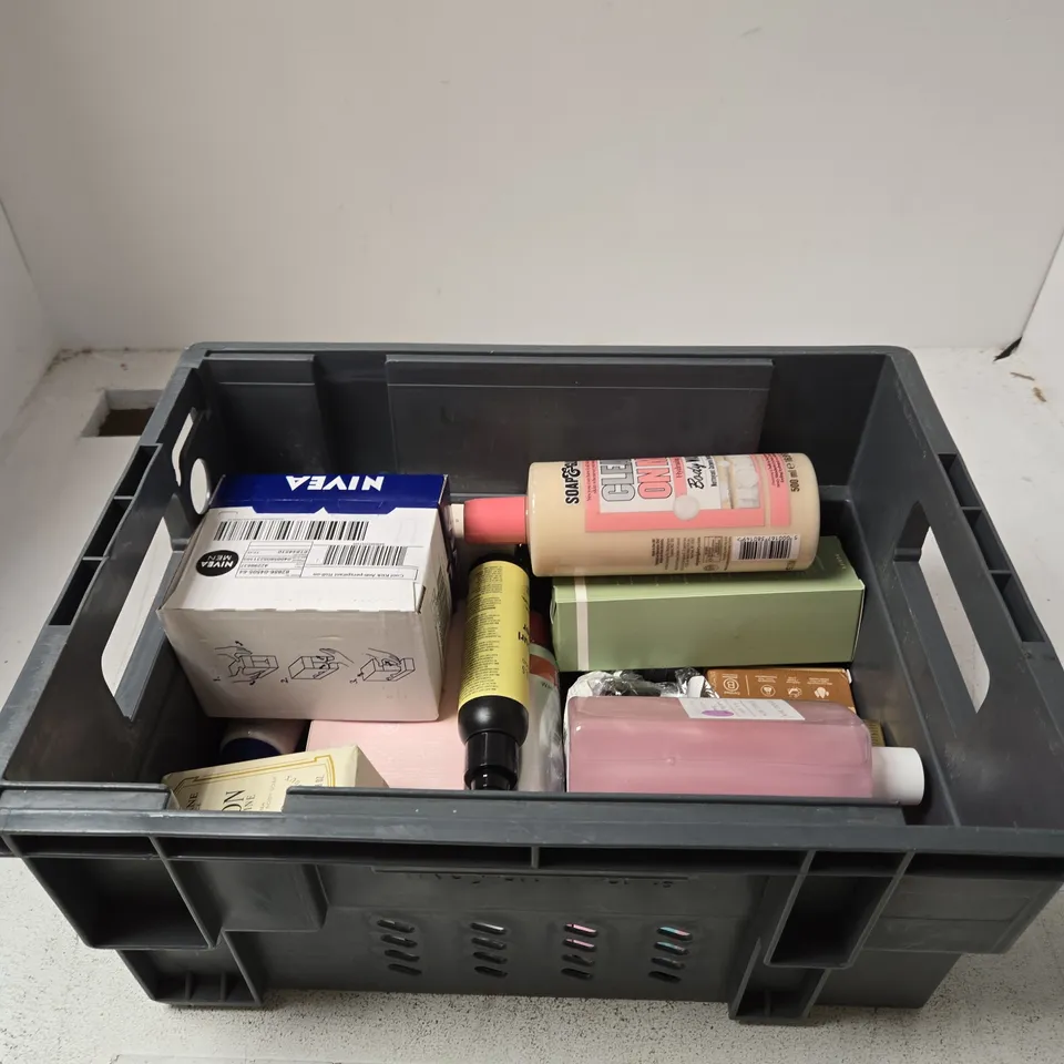 TOTE OF APPROXIMATELY 10 ASSORTED BEAUTY ITEMS INCLUDING NIVEA COOL KICK ANTI-PERSPIRANT ROLL-ON, SOAP & GLORY BODY WASH AND EVE CURLS INSTANT CURL REFRESHER