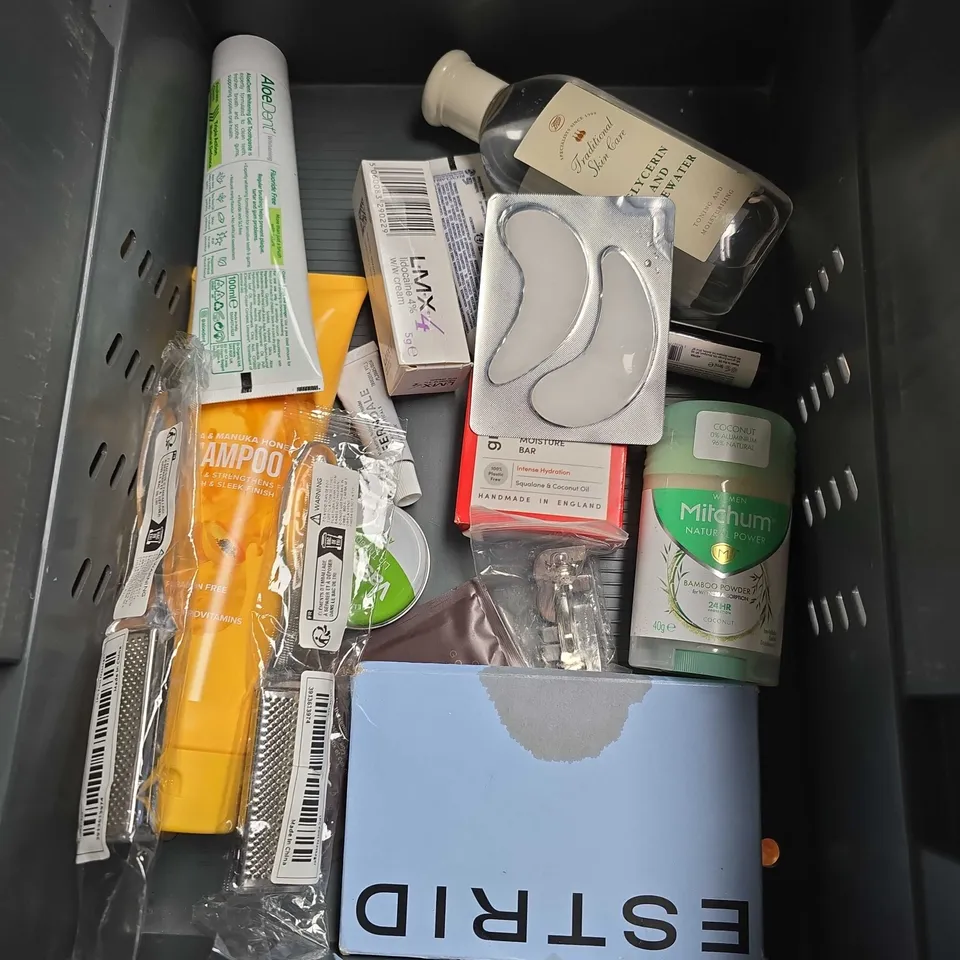 APPROXIMATELY 20 ASSORTED HEALTH & BEAUTY PRODUCTS TO INCLUDE - BYOMA HYDRATING MILKY TONER - CERAVE SMOOTHING CLEANSER - ELF HYDRATING CAMO CONCEALER IN LIGHT IVORY - ETC