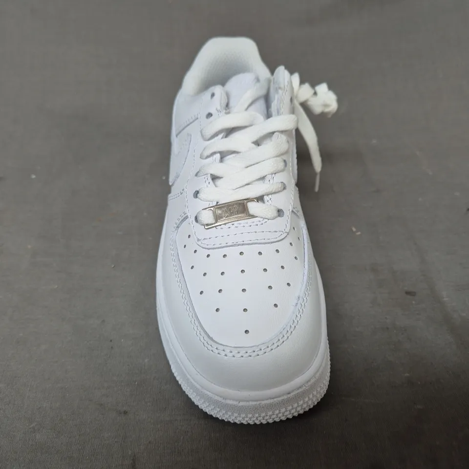 BOXED PAIR OF NIKE AIR FORCE 1 '07 SHOES IN WHITE UK SIZE 3.5