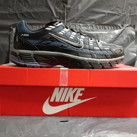 BOXED PAIR OF NIKE P-6000 TRAINERS IN BLACK/BLUE SIZE UK 10