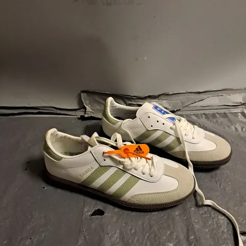 UNBOXED PAIR OF ADIDAS SAMBA WHITE/GREEN UK 5.5