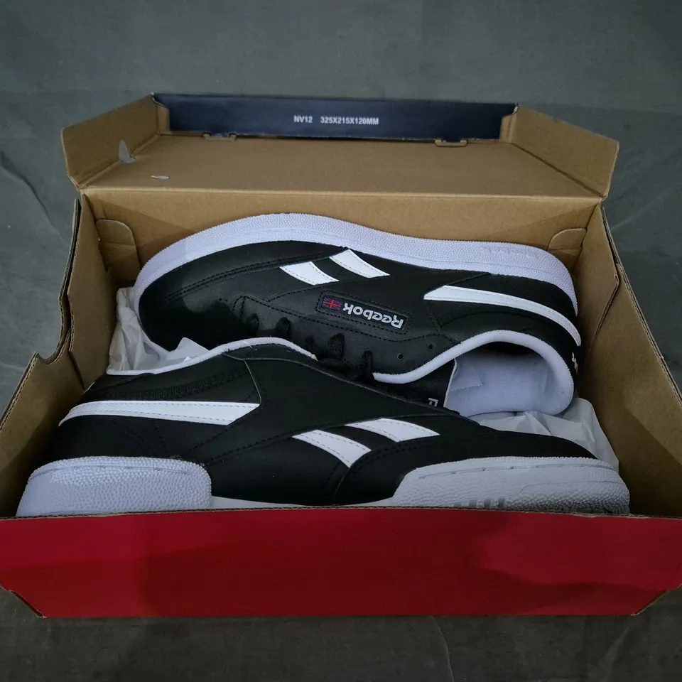 BOXED PAIR OF REEBOK CLUB C REVENGE MEN'S TENNIS SHOES IN BLACK/WHITE UK SIZE 9.5