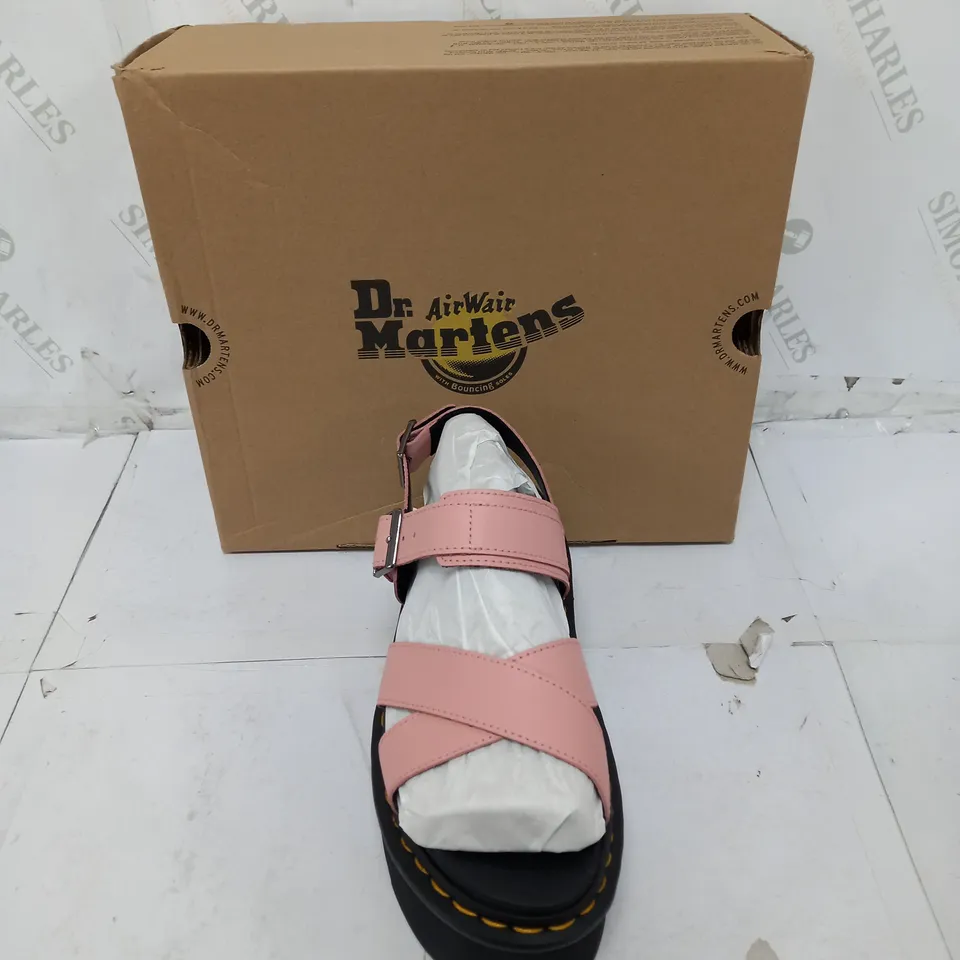 BOXED PAIR OF DR MARTENS VOSS II QUAD PEACH BEIGE UK 7 