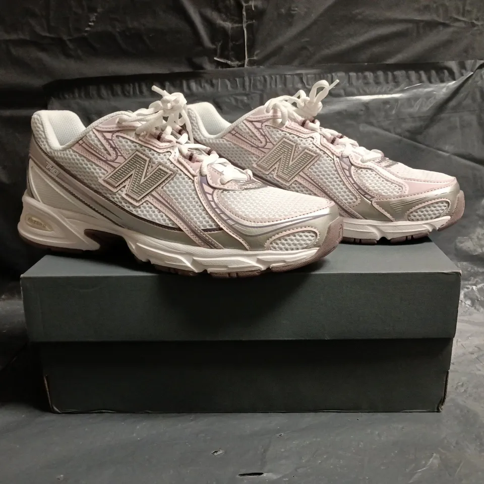 BOXED PAIR OF NEW BALANCE 740 TRAINERS IN WHITE/PINK SIZE UK 8.5