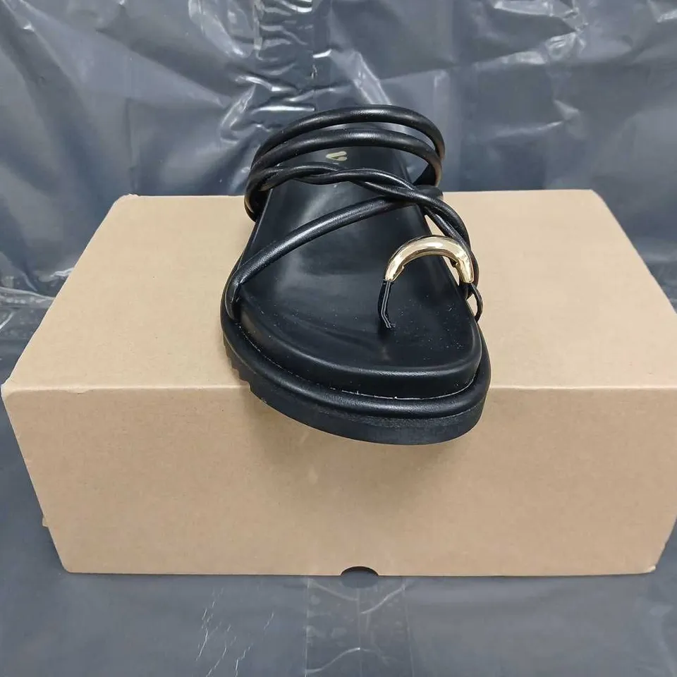 BOXED PAIR OF V BY VERY FLAT SANDALS IN BLACK SIZE UK 7