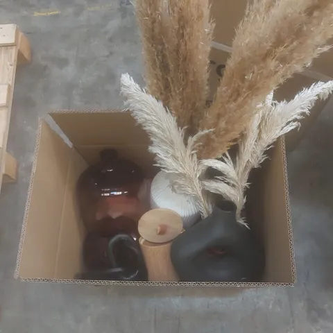 BOX OF ASSORTED DECORATIVE SHOWROOM STAGING ITEMS TO INCLUDE; VASES AND DECOR ITEMS
