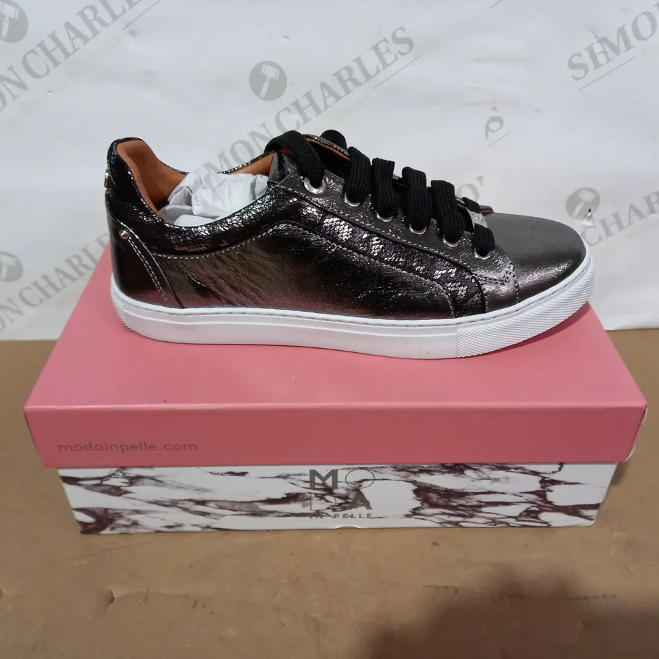 BOXED PAIR OF MODA IN PELLE TRAINERS - SIZE 40