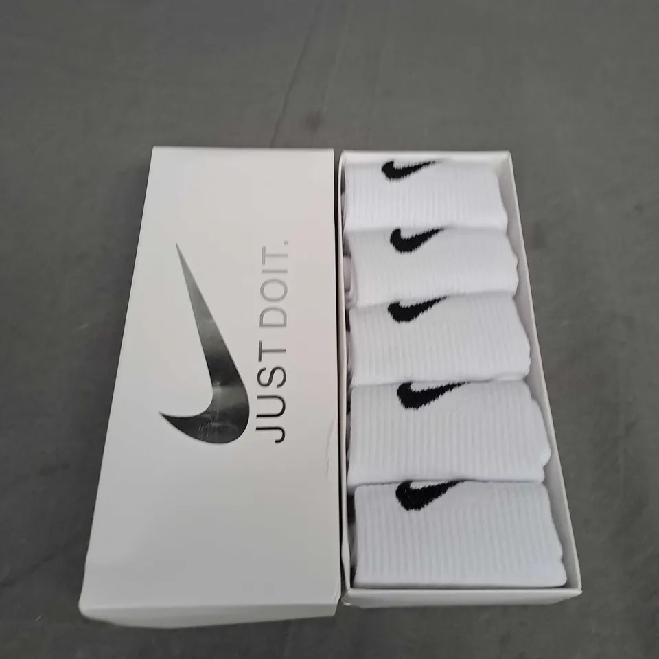 BOX OF NIKE CREW SOCKS - X5