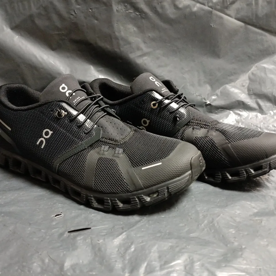 PAIR OF ON CLOUD TRAINERS IN BLACK SIZE UK 9.5