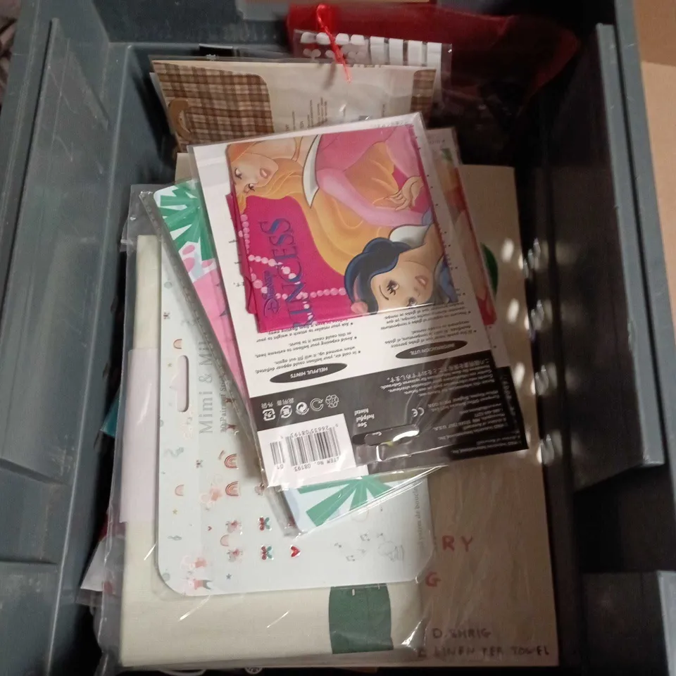 LARGE QUANTITY OF ASSORTED TOYS AND GAMES TO INCLUDE - ANIMAL PLAYING CARDS, PUZZLE & ANIMAL GUIDE ETC 