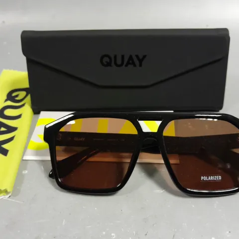 QUAY SOUNDCHECK BLACK FRAMED GLASSES IN CASE