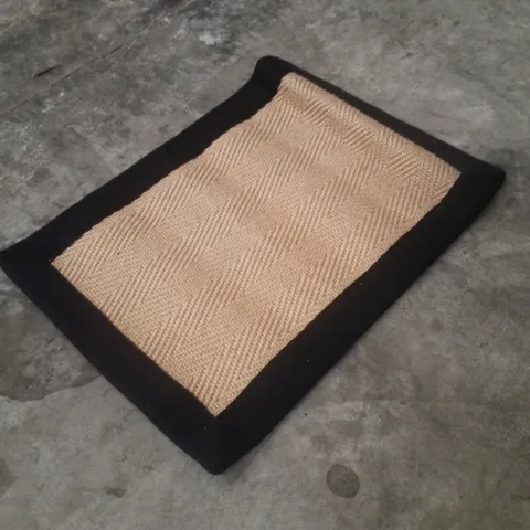 QUALITY DESIGNER AREA RUG APPROXIMATELY 40×60CM
