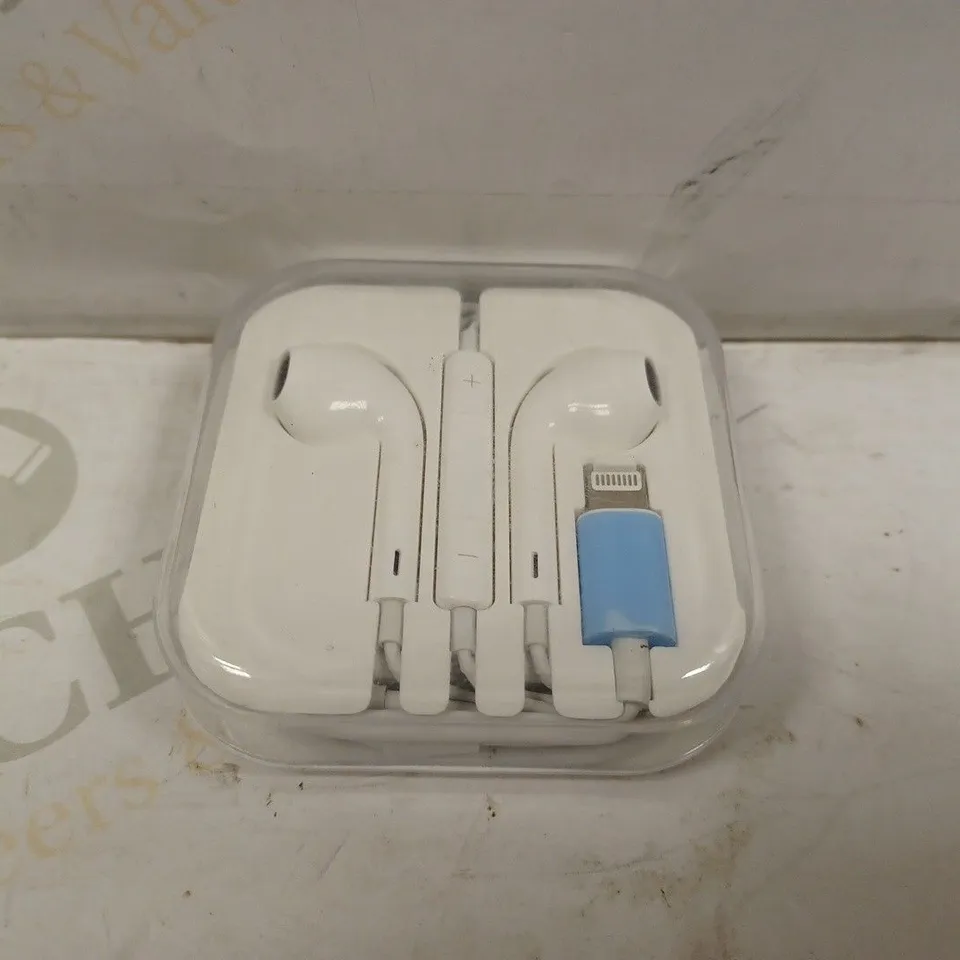 APPLE EARPODS WITH LIGHTNING CONNECTOR