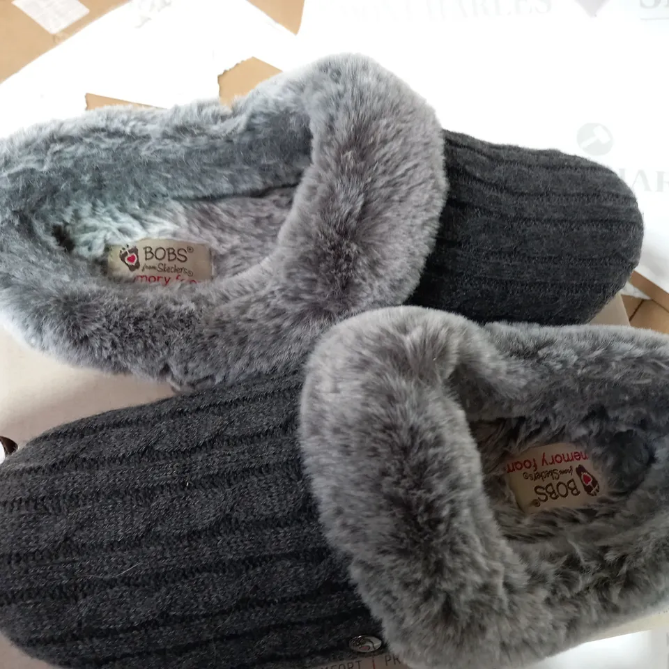BOXED PAIR OF SKECHERS CHARCOAL SLIPPERS  - SIZE 6
