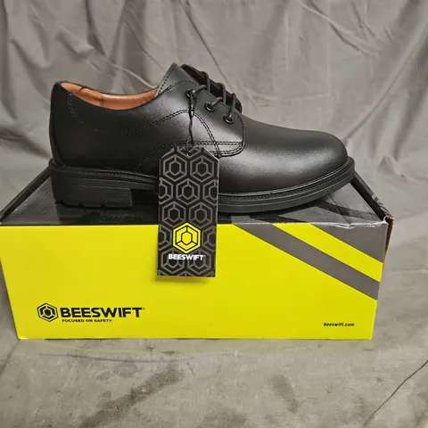 BOXED PAIR OF BEESWIFT SAFETY SHOES IN BLACK SIZE UK 7