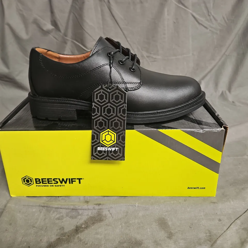 BOXED PAIR OF BEESWIFT SAFETY SHOES IN BLACK SIZE UK 7