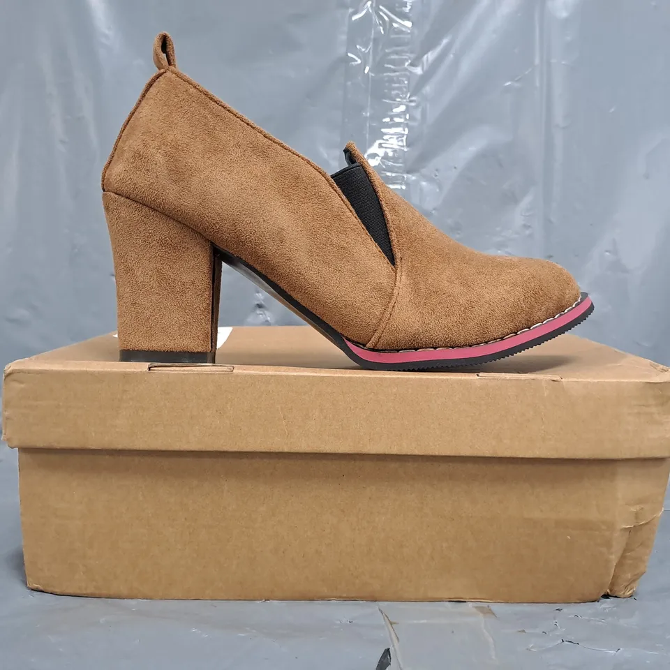 BOXED PAIR OF UNBRANDED BLOCK HEEL SHOES IN BROWN SIZE EU 36