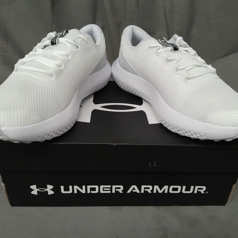 BOXED PAIR OF UNDER ARMOUR CHARGED SURGE 4 SHOES IN WHITE UK SIZE 10